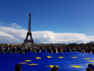 JEF-France outs 40 square-metre EU flag at Eiffel Tower in election campaign launch