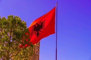 Gauche et droite au coude-à-coude en Albanie