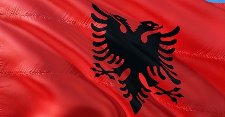 « O Flamur, flamur, shenj' e shenjtë » : histoire du drapeau de l'Albanie 