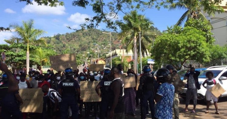 Sie kämpfen für ihre Rechte: Mayottes Asylbewerber*innen demonstrieren auf der Straße
