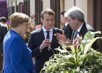 Da Macron a Schulz : dall'Europa che protegge agli Stati Uniti d'Europa entro il 2025. E l'Italia ?