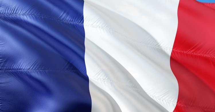 “Le drapeau tricolore a fait le tour du monde” : histoire du drapeau de la France
